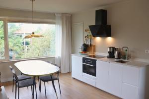eine Küche mit einem Tisch und einem Tisch sowie ein Esszimmer in der Unterkunft Casa Galia Apartments in Nijmegen