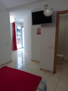 Televízia a/alebo spoločenská miestnosť v ubytovaní Alojamientos playa Centro Corralejo 4