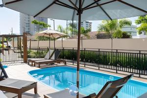 Πισίνα στο ή κοντά στο Apartamentos em Bal Piçarras 150 M DA PRAIA com Sacada Wi Fi, Piscina, Portaria 24h, Playground e vaga de GARAGEM