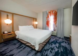 Giường trong phòng chung tại Fairfield Inn by Marriott Hazleton