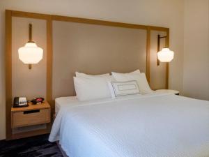 Giường trong phòng chung tại Fairfield Inn by Marriott Hazleton