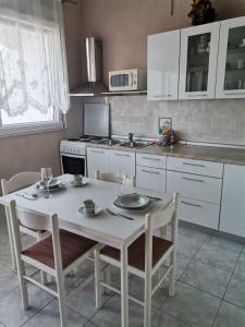 Kuchyň nebo kuchyňský kout v ubytování Apartments Mig