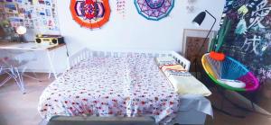 Postel nebo postele na pokoji v ubytování Chengdu Liaofan Design B&B Wuhou Temple Jinli Kuanzhai Alley 1 Bedroom 1 Living Room River View King Room Private Simple Design Style Independent Space Suite
