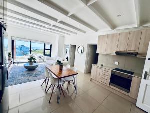 Køkken eller tekøkken på Big Bay Stunning Upmarket Apartment