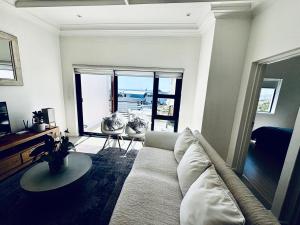Et opholdsområde på Big Bay Stunning Upmarket Apartment + 4 billeder
