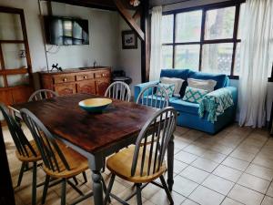 a living room with a table and a blue couch at Morada de los Legui in Ushuaia