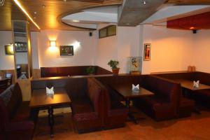 Ein Restaurant oder anderes Speiselokal in der Unterkunft Juniper Residency Hotel 