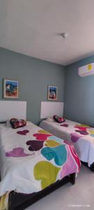 zwei nebeneinander stehende Betten in einem Schlafzimmer in der Unterkunft Valhalla Planta Baja cerca al Aeropuerto Factura in Valente Díaz y La Loma + 19 Fotos