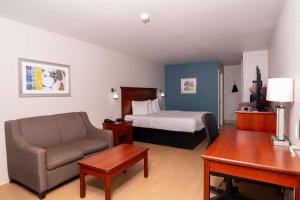 une chambre d'hôtel avec un lit, un canapé et un bureau dans l'établissement Best Western Paradise Inn, à Corpus Christi