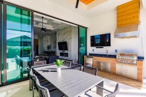 ネープルズにあるNaples Calming Waves Luxury Home 4-3のダイニングルーム、キッチン(テーブル、椅子付)