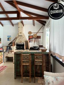 eine Küche mit einer Insel in der Mitte eines Raumes in der Unterkunft Casa de praia com piscina Barra Velha in Barra Velha