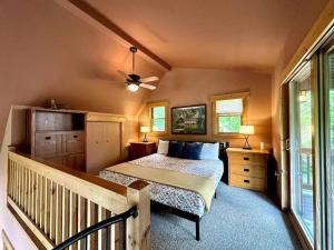 ein Schlafzimmer mit Bett und Deckenventilator in der Unterkunft Lay Lodge at Falling Water Resort in Walhalla