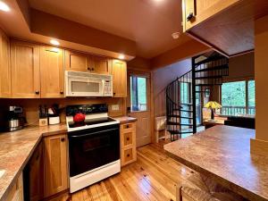 eine Küche mit einem schwarz-weißen Herd mit Backofen in der Unterkunft Lay Lodge at Falling Water Resort in Walhalla + 9 Fotos