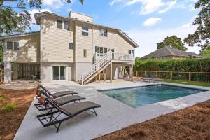 una casa con piscina e una casa di You Had Me at SSI - 107 Demere Retreat Lane a East End
