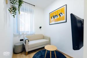 A television and/or entertainment centre at BORG ApartmanHáz