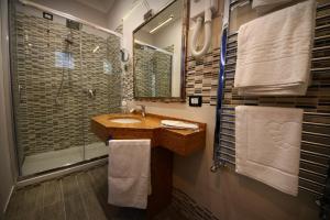 La salle de bains est pourvue d'un lavabo et d'une douche. dans l'établissement La Corte del Geco, à Crotone
