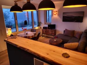Posezení v ubytování Modern-gemütliche FeWo mit Sauna