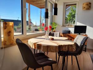 TV a/nebo společenská místnost v ubytování Modern-gemütliche FeWo mit Sauna + 16 fotografií