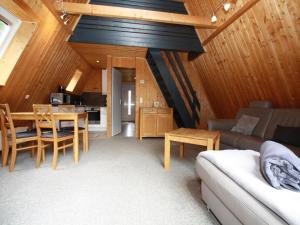 ein Wohnzimmer mit Sofa und Tisch in der Unterkunft Ferienhaus in Clausthal-Zellerfeld mit Terrasse in Clausthal-Zellerfeld