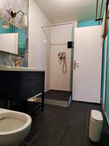 Ένα μπάνιο στο Rétro Romance in Mulhouse +4 φωτογραφίες