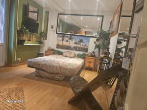 Postel nebo postele na pokoji v ubytování Surprise House