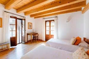 a bedroom with two beds and a desk at Casa Tadeguaz in Fago