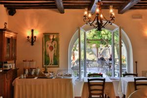 a dining room with a table and an arched window at Hotel Santo Stefano in Portoferraio