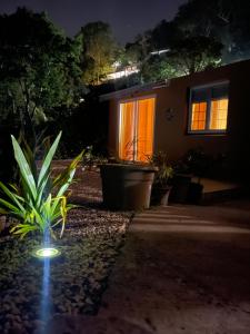 una casa di notte con una luce nel cortile di Zen Dahia a Les Anses-d'Arlets