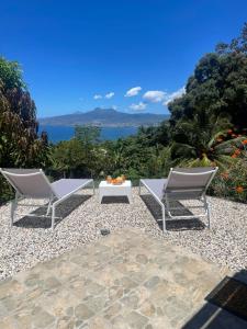 un patio con due sedie e un tavolo di Zen Dahia a Les Anses-d'Arlets