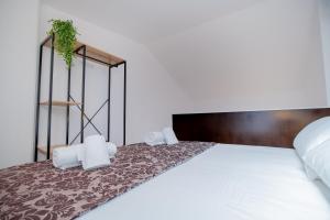 A bed or beds in a room at Atico duplex con Barbacoa y Terraza en Barri Port Maritim
