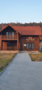 een huis met een oprit ervoor bij Pensiunea agroturistica The Hive  +11 foto's