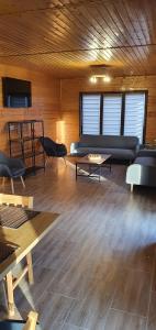 een woonkamer met banken en een tafel bij Pensiunea agroturistica The Hive 