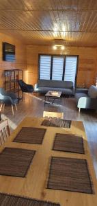 een woonkamer met verschillende tapijten op de vloer bij Pensiunea agroturistica The Hive 