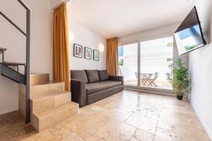 A seating area at Atico duplex con Barbacoa y Terraza en Barri Port Maritim
