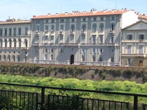 een groot wit gebouw met een rood dak bij Apartment Vespucci- quite Historic Palace in Florence