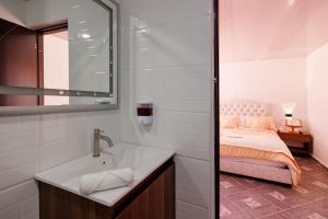 a bathroom with a sink and a bed at Villa Nelly in Guaduas +32 photos
