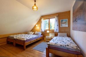 Posteľ alebo postele v izbe v ubytovaní Chata na Kowalówkach - domek w górach Piwniczna Zdrój + 37 fotografií