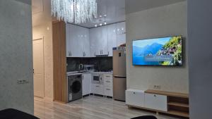 Il comprend une cuisine équipée d'une télévision murale. dans l'établissement ზღვიდან 50 მეტრში ბინა მალო, à Batoumi
