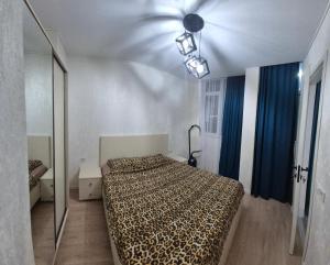 une chambre avec un lit dans une pièce avec un plafond dans l'établissement ზღვიდან 50 მეტრში ბინა მალო, à Batoumi