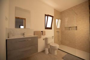 une salle de bains avec toilettes, lavabo et douche dans l'établissement Casa Teresa, à Tinajo 28 autres photos