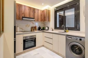 Køkken eller tekøkken på Coral Coastal Suite - Beach & Pool