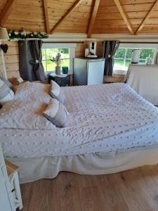 Postel nebo postele na pokoji v ubytování Cabane des lutins - Belle Fleur