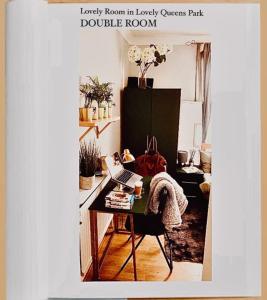 una camera con scrivania e computer portatile di Lovely place a Londra