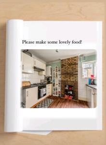 una cucina con mobili bianchi e un muro di mattoni di Lovely place a Londra Altre 35 foto