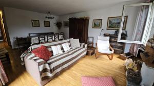 salon z kanapą i krzesłem w obiekcie La Gerla - Maison de Charme - Vista Monte Bianco w mieście Courmayeur