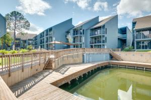 Bazén v ubytování Lake Conroe Condo Patio and Water Views nebo v jeho okolí