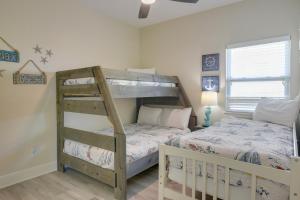 1 dormitorio con litera y 1 litera en Walk to Beach Coastal Gem in Bolivar Peninsula!, en Bolivar Peninsula