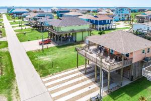 una vista aérea de un barrio con casas en Walk to Beach Coastal Gem in Bolivar Peninsula!, en Bolivar Peninsula