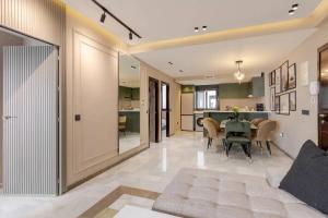 Posezení v ubytování Luxury Corniche Stay - 2 BR Beach Walk