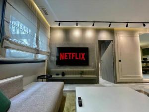 TV a/nebo společenská místnost v ubytování Luxury Corniche Stay - 2 BR Beach Walk